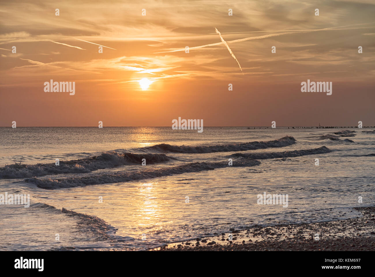 Sunrise a Walcott, sulla costa di Norfolk. Foto Stock