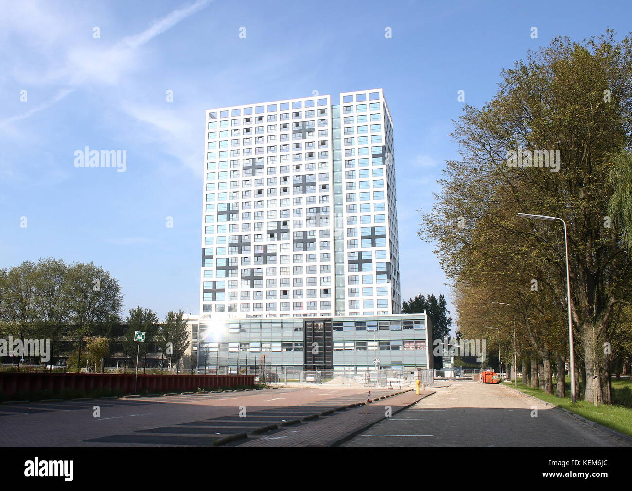 Nuovo di fabbrica highrise studente complesso di appartamenti che domina a Delft University of Technology campus a Stieltjesweg. Delft, Paesi Bassi Foto Stock