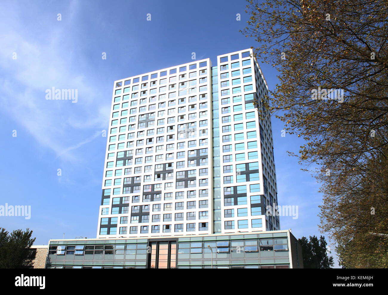 Nuovo di fabbrica highrise studente complesso di appartamenti che domina a Delft University of Technology campus a Stieltjesweg. Delft, Paesi Bassi Foto Stock