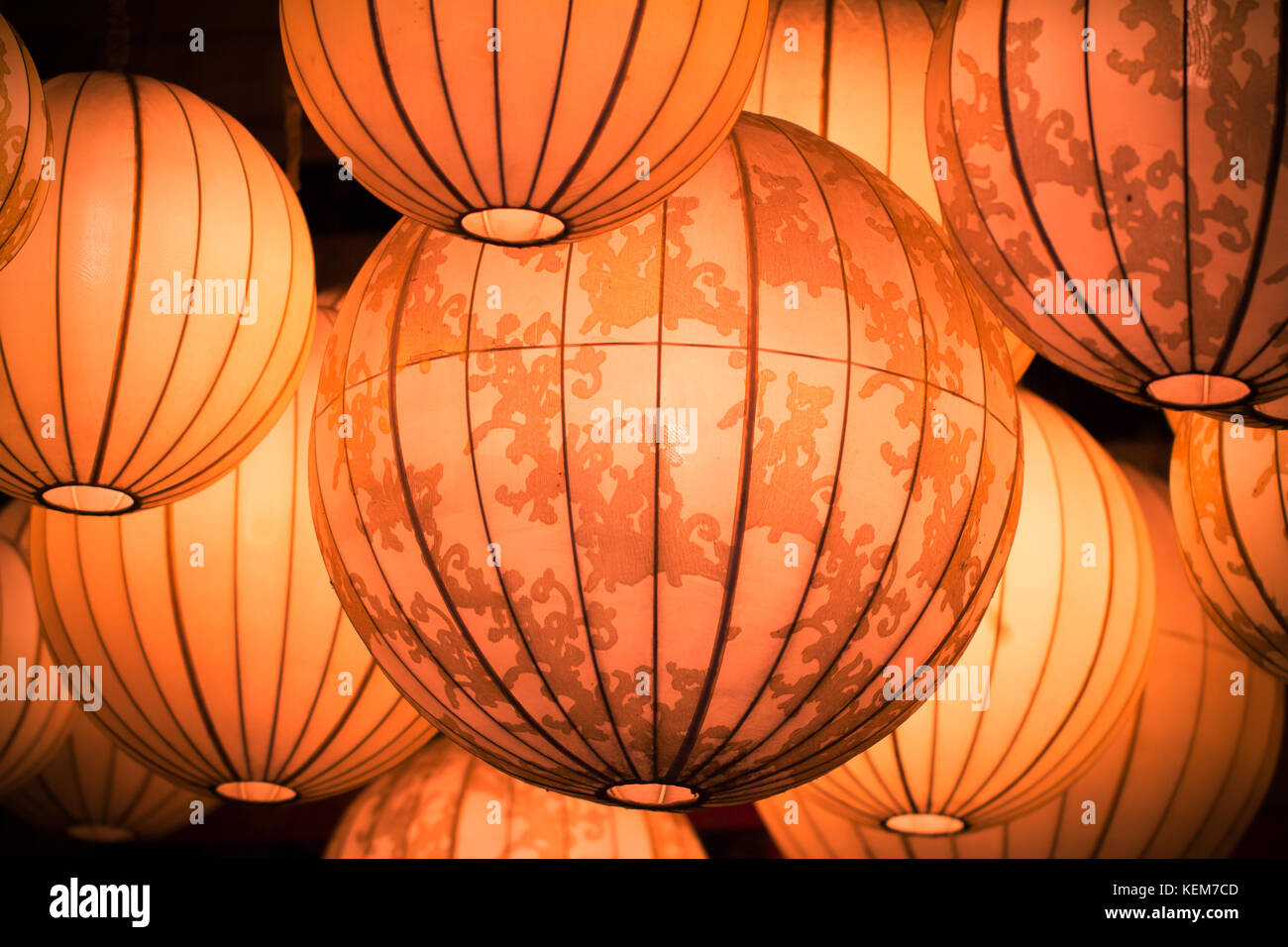 In prossimità di molte lanterna lampada illumina Foto Stock