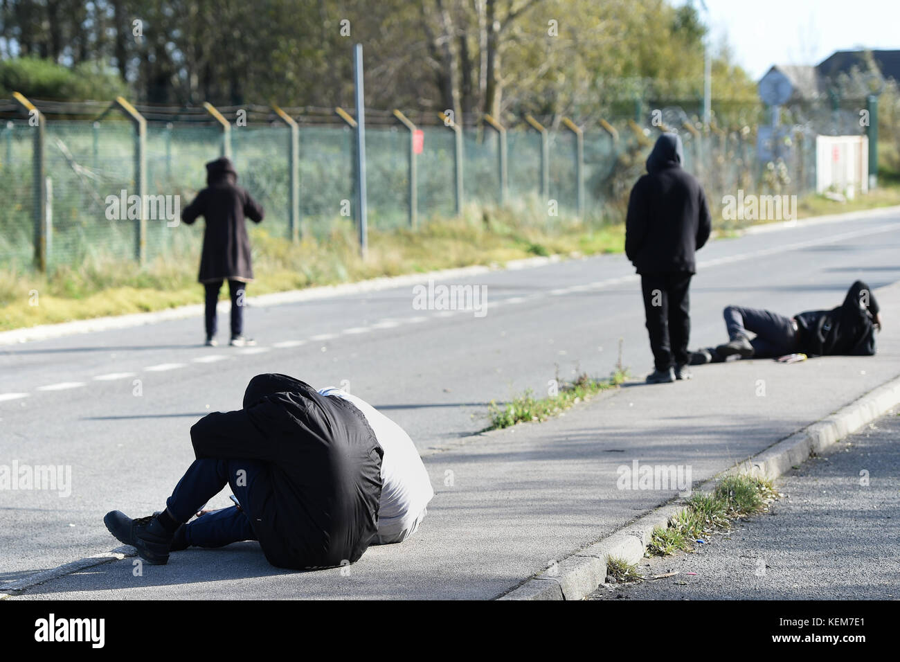 Migranti dall'Etiopia per le strade di Calais, come un anno dopo la demolizione del campo chiamato i migranti Jungle continuano a rimanere in città e cercare di attraversare il confine con il Regno Unito. Foto Stock