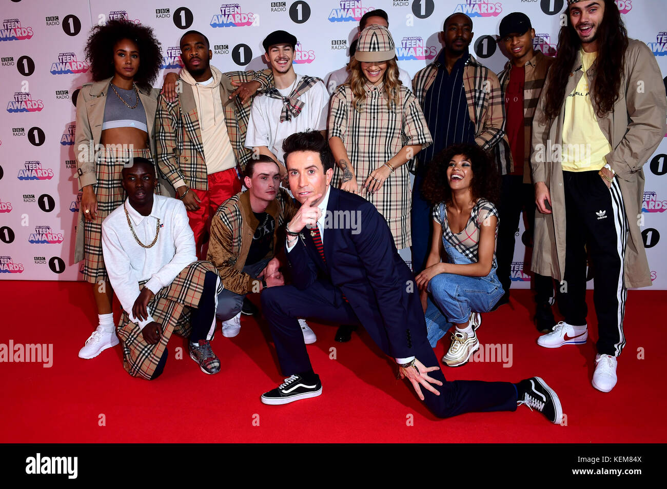 Rita ora (centro indietro) e Nick Grimshaw (fronte) che partecipano ai Teen Awards della BBC radio 1, alla SSE Arena di Wembley, Londra. Foto Stock