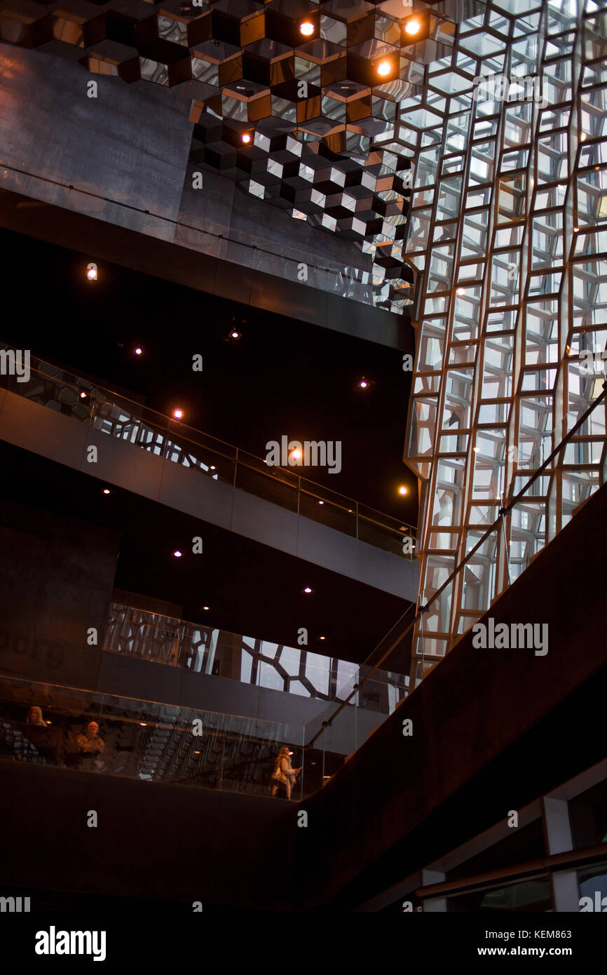 Reykjavik, Islanda - 27 agosto 2017: harpa, concert hall e il centro congressi di Reykjavik Foto Stock