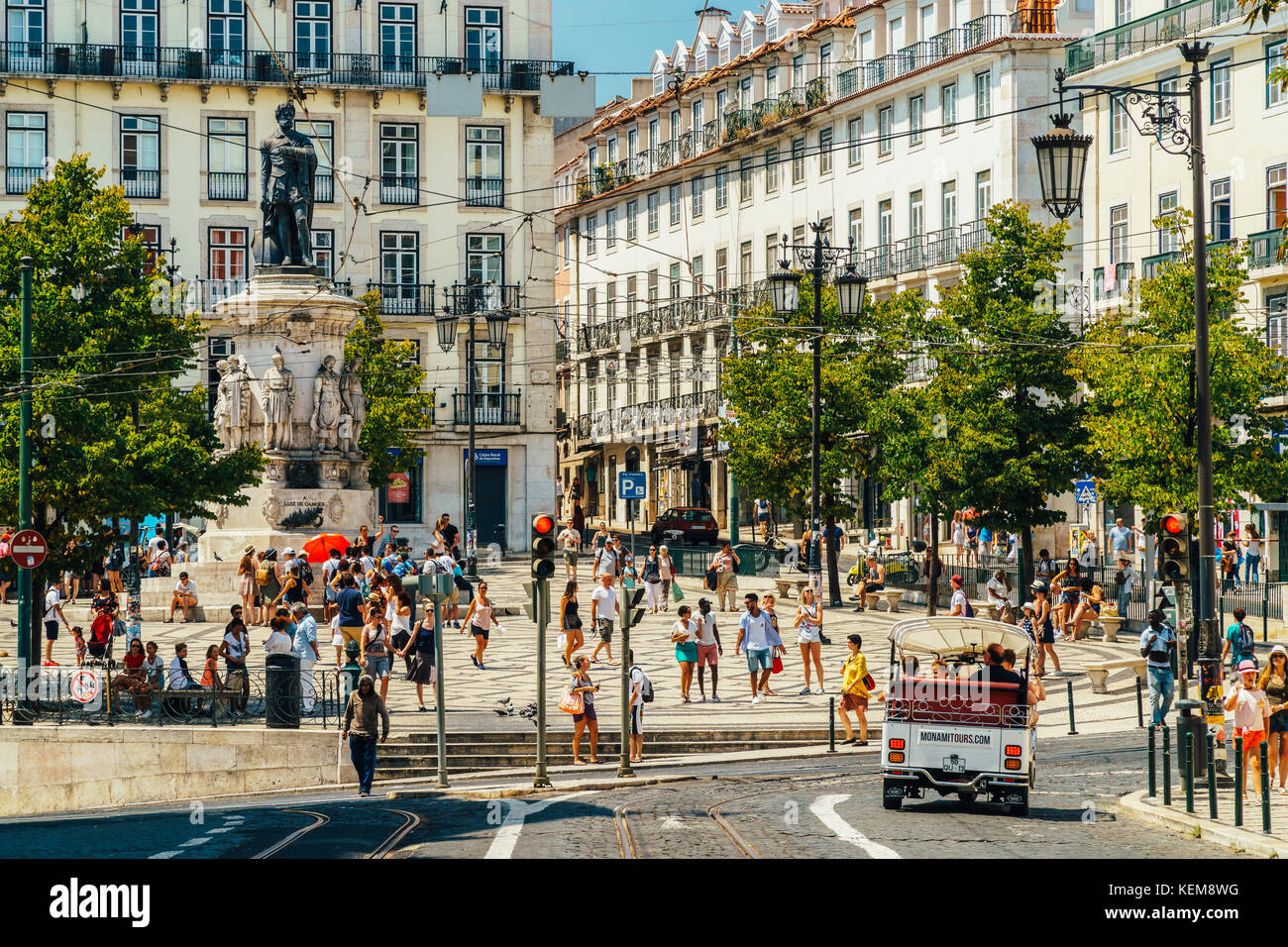 Lisbona, Portogallo - agosto 12, 2017: i turisti ad esplorare quadrato di Luis de Camoes (praca Luis de Camoes), una delle più grandi piazze del centro di Lisbona Foto Stock