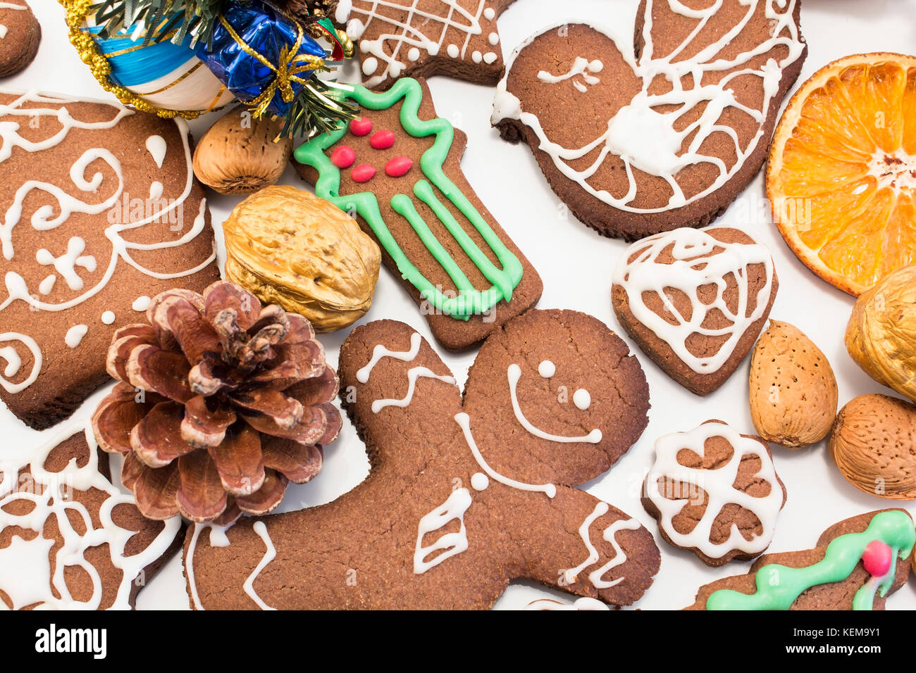 Gingerbread cookie su sfondo bianco. Foto Stock