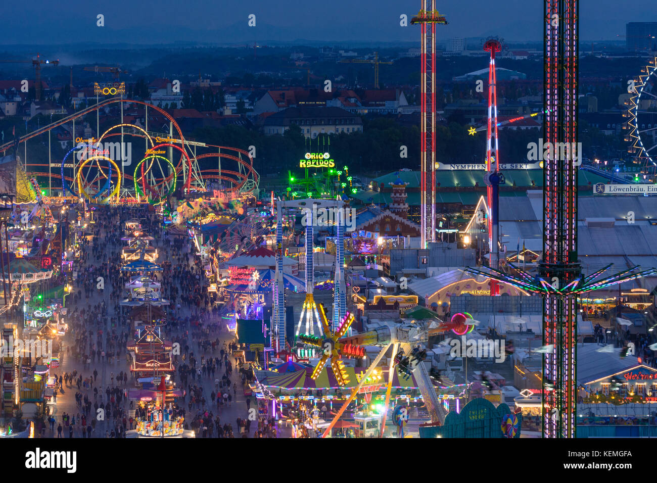Festival della birra Oktoberfest: vista, birra tenda, corse, roller coaster, ruota panoramica Ferris, München, Munich, Oberbayern, Alta Baviera, Baviera, Baviera, Germania Foto Stock