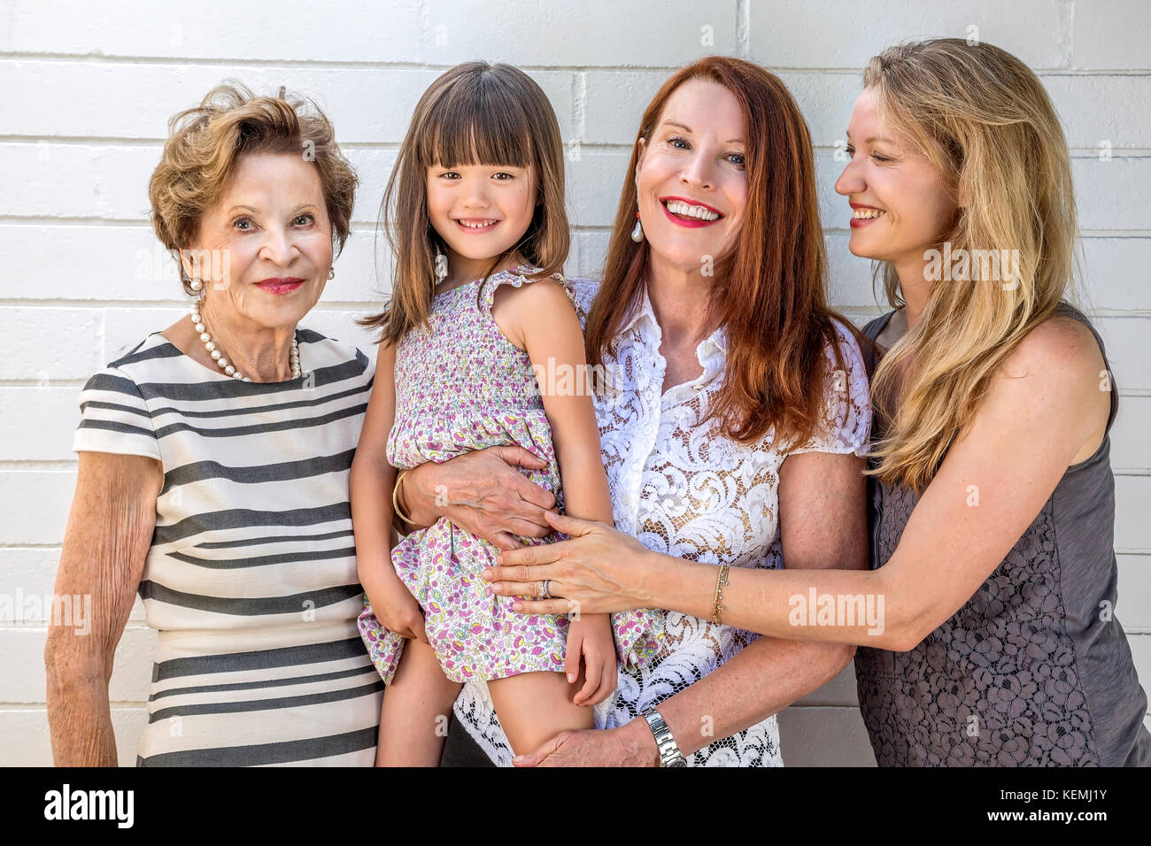 Una famiglia di quattro generazioni di femmine Foto Stock