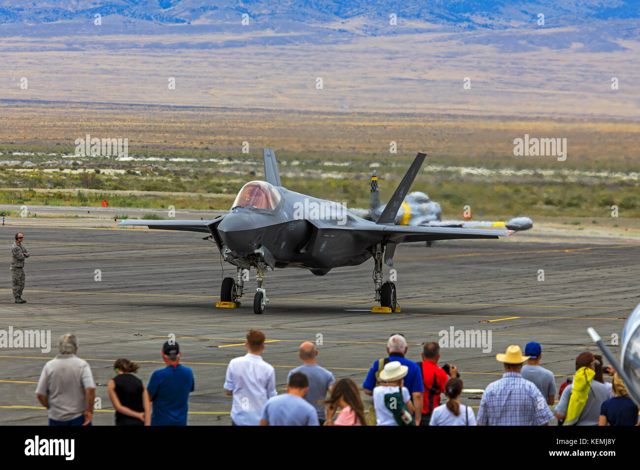 Gli spettatori guardano oltre un U.S. Air Force F-35un fulmine II sul display presso la storica Wendover Aviosuperficie in Airshow Wendover, Utah, Stati Uniti d'America. Foto Stock
