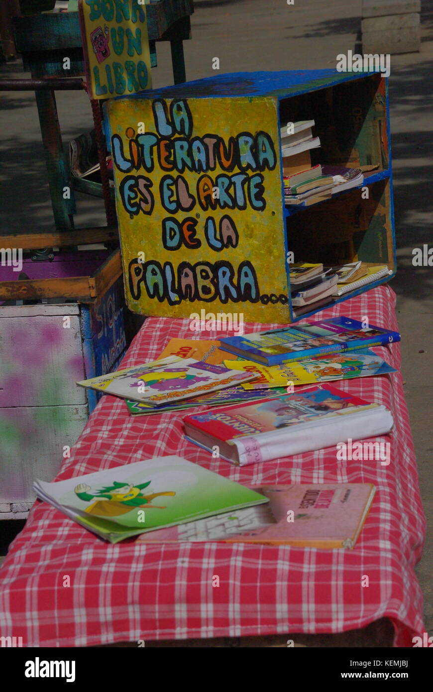 Un libro gratuito in stallo a Medellin, Colombia Foto Stock