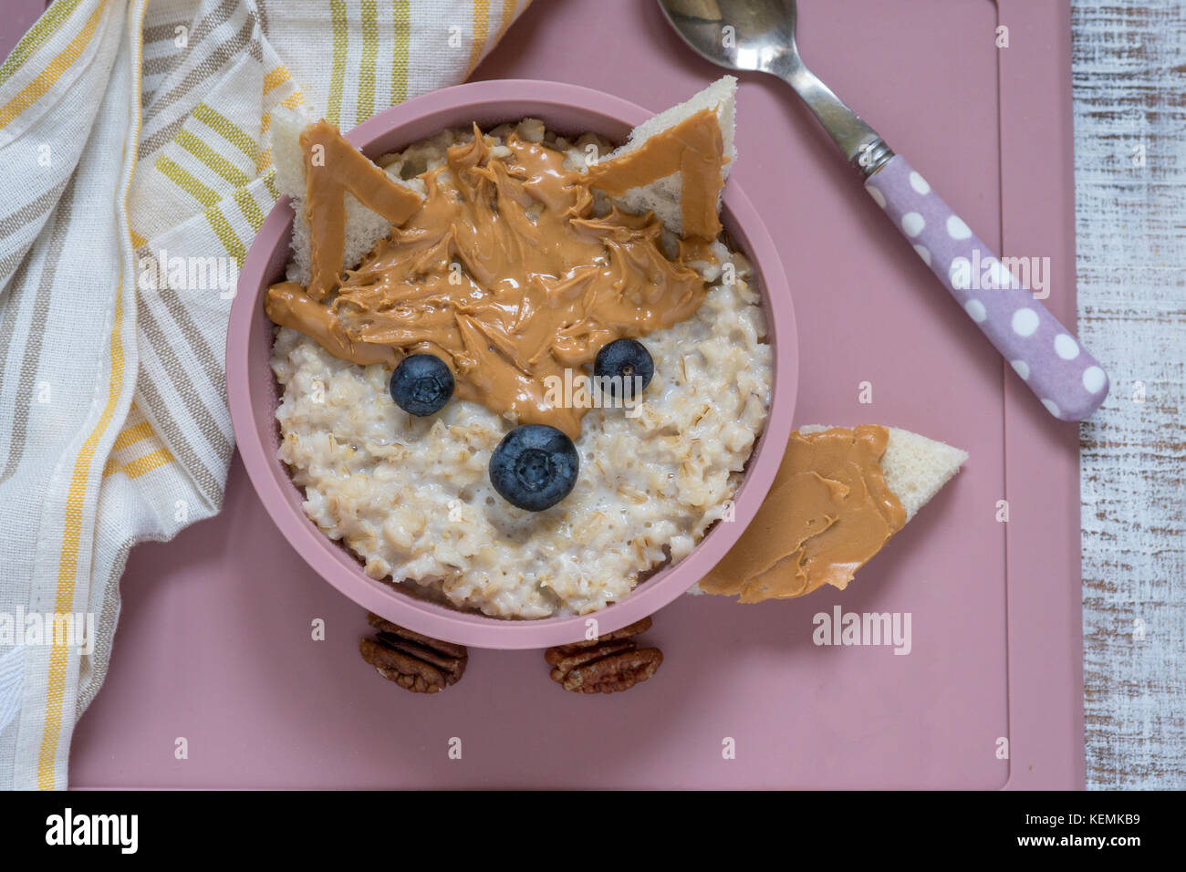 Colazione per bambini porridge con frutta e noci guardare come una volpe Foto Stock
