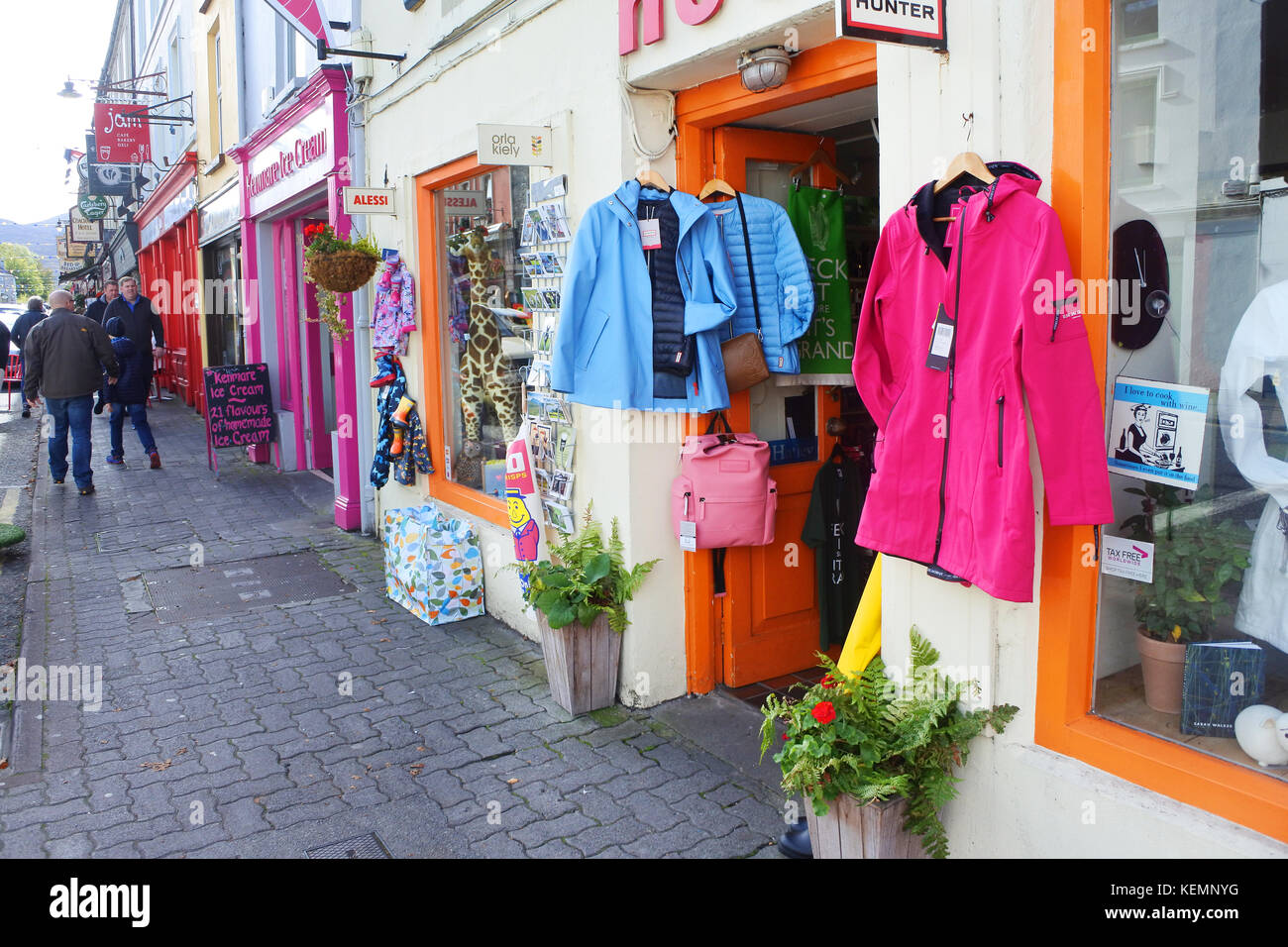 Negozio di abbigliamento e articoli da regalo, Kenmare, County Kerry, Irlanda - John Gollop Foto Stock