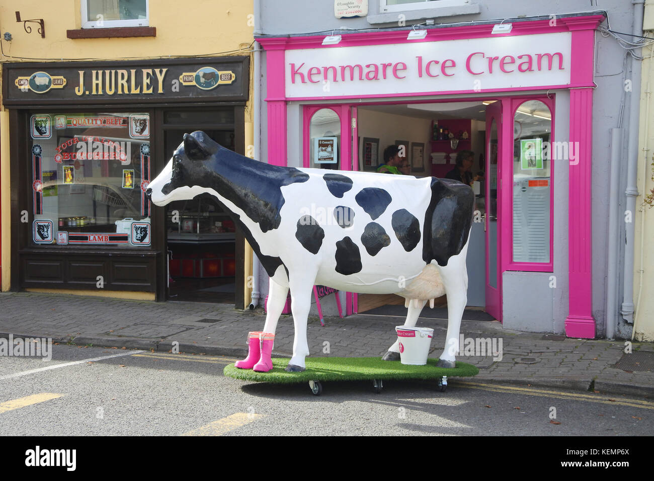 Modello LifeSize di una mucca fuori da una gelateria, Kenmare, County Kerry, Irlanda - John Gollop Foto Stock