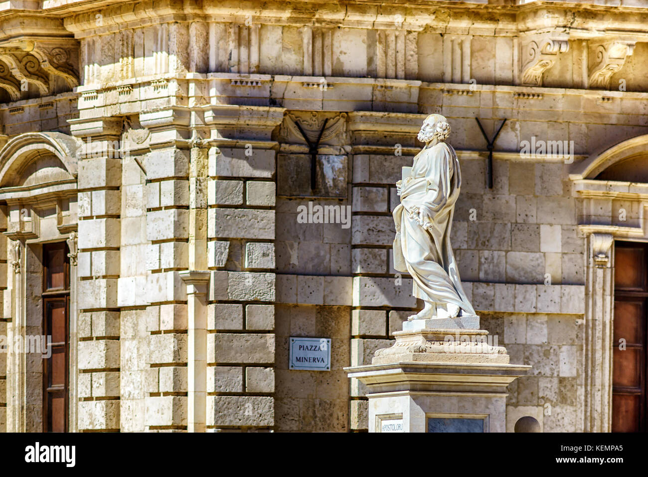 La statua di San Pietro e di alcuni elementi di stile barocco nella facciata esterna del Duomo di Siracusa Foto Stock