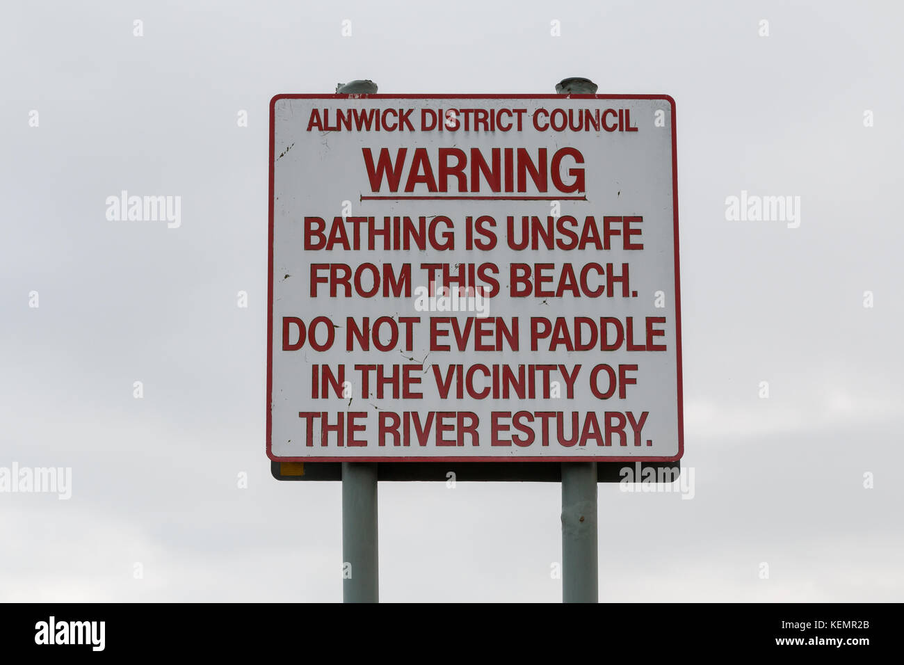 Segno di avvertimento non sicuri condizioni di balneazione nel fiume Tagliamento a Alnmouth, Northumberland, Regno Unito Foto Stock