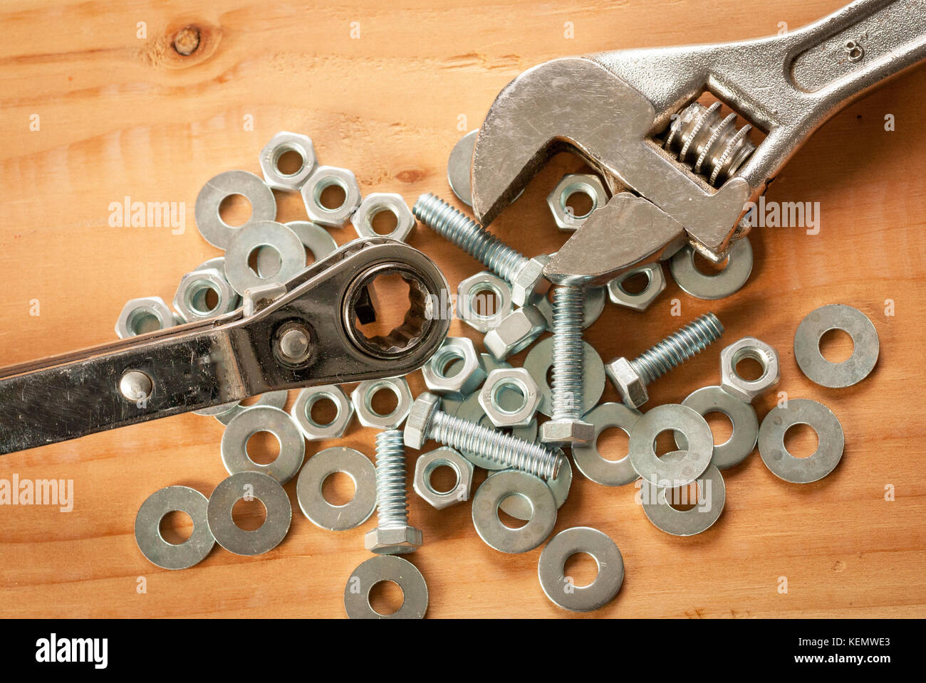 Chiavi lungo con bulloni e tale da fare lavorare con Foto Stock