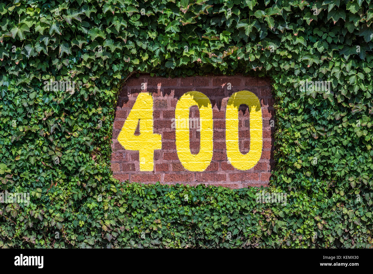400 piedi segno sulla parete centerfield di Wrigley Field a Chicago, Illinois Foto Stock