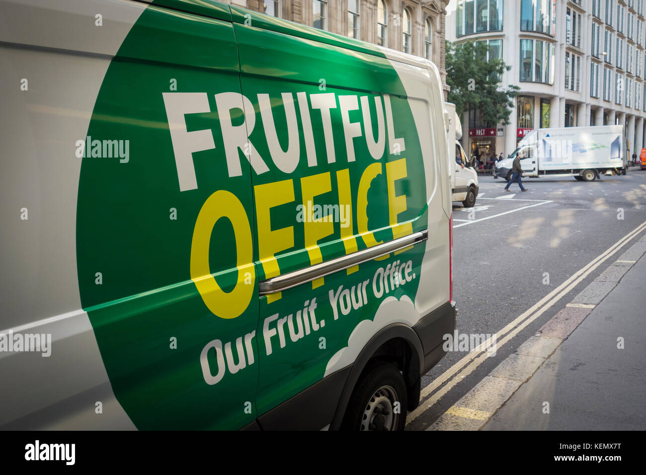 Ufficio Frruitful van parcheggiato su doppio giallo linee su una strada facendo una consegna di frutta per un ufficio di Londra, Regno Unito Foto Stock
