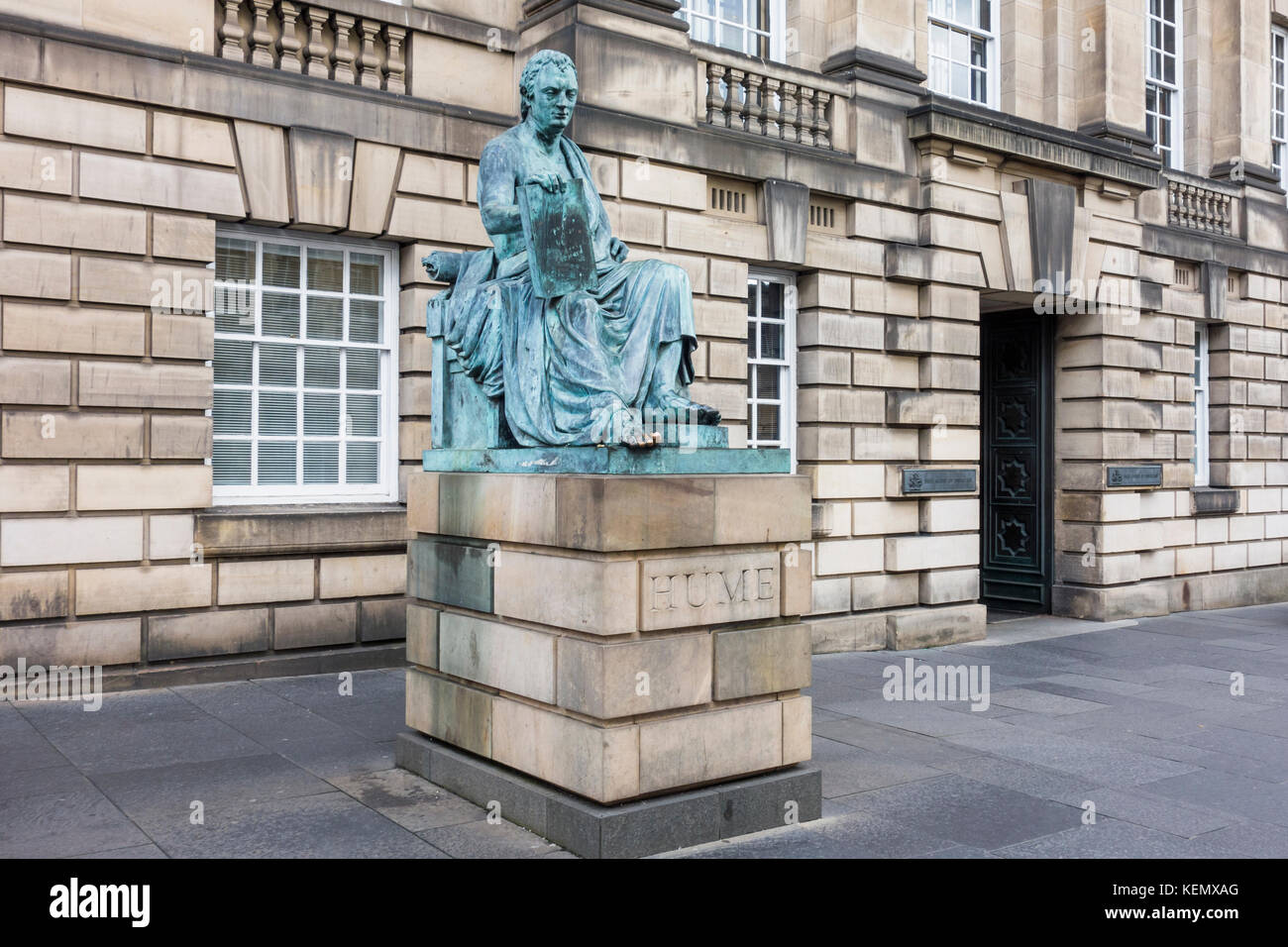 David Hume statua e l Alta Corte di Justiciary, suprema corte penale in Scozia. Edimburgo, Scozia, Regno Unito Foto Stock