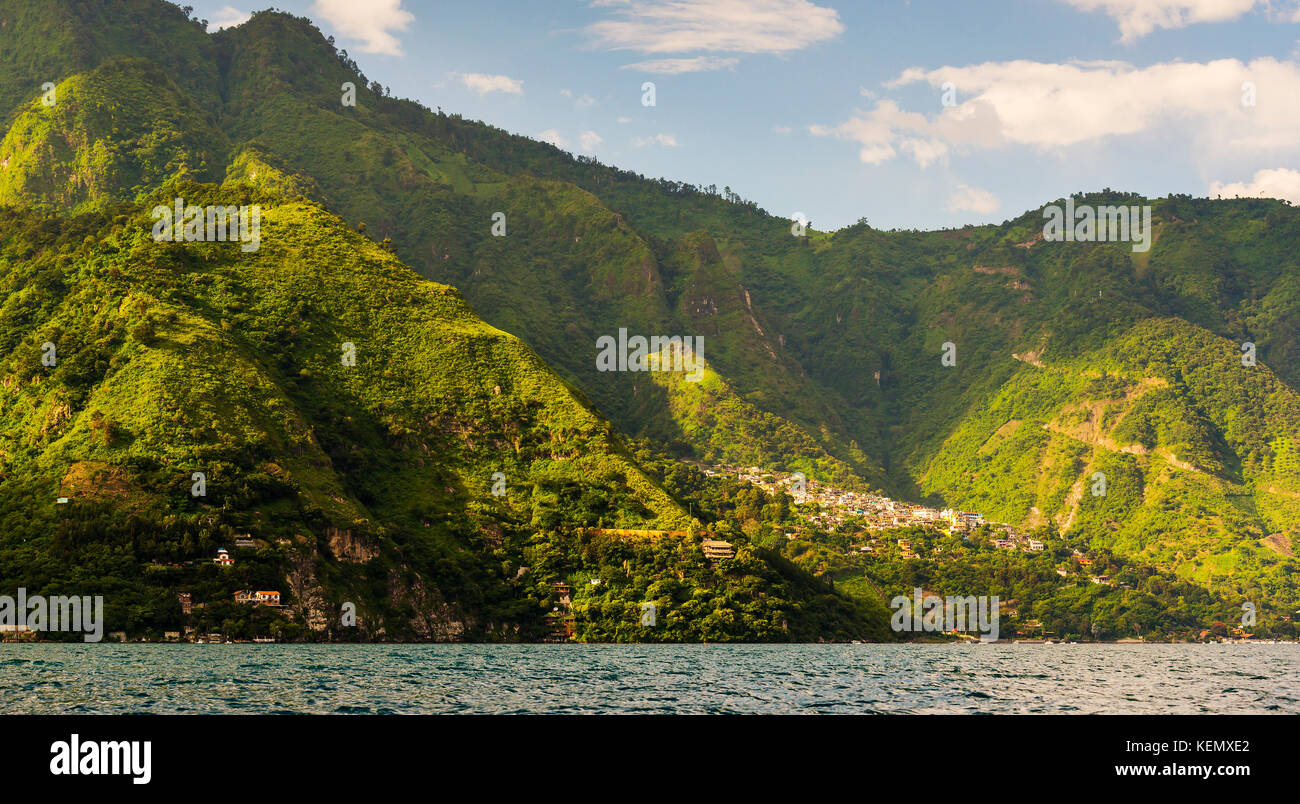 Vista panoramica di Santa Cruz, accoccolato tra le montagne sul Lago Atitlan, Guatemala, America Centrale Foto Stock