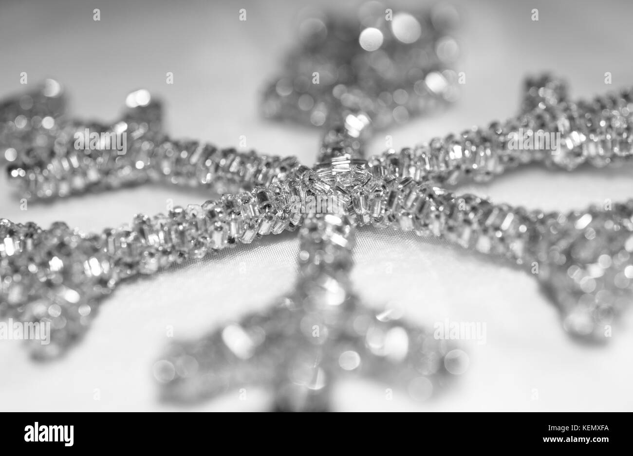 Perline in argento il simbolo del fiocco di neve decorazione di Natale Foto Stock