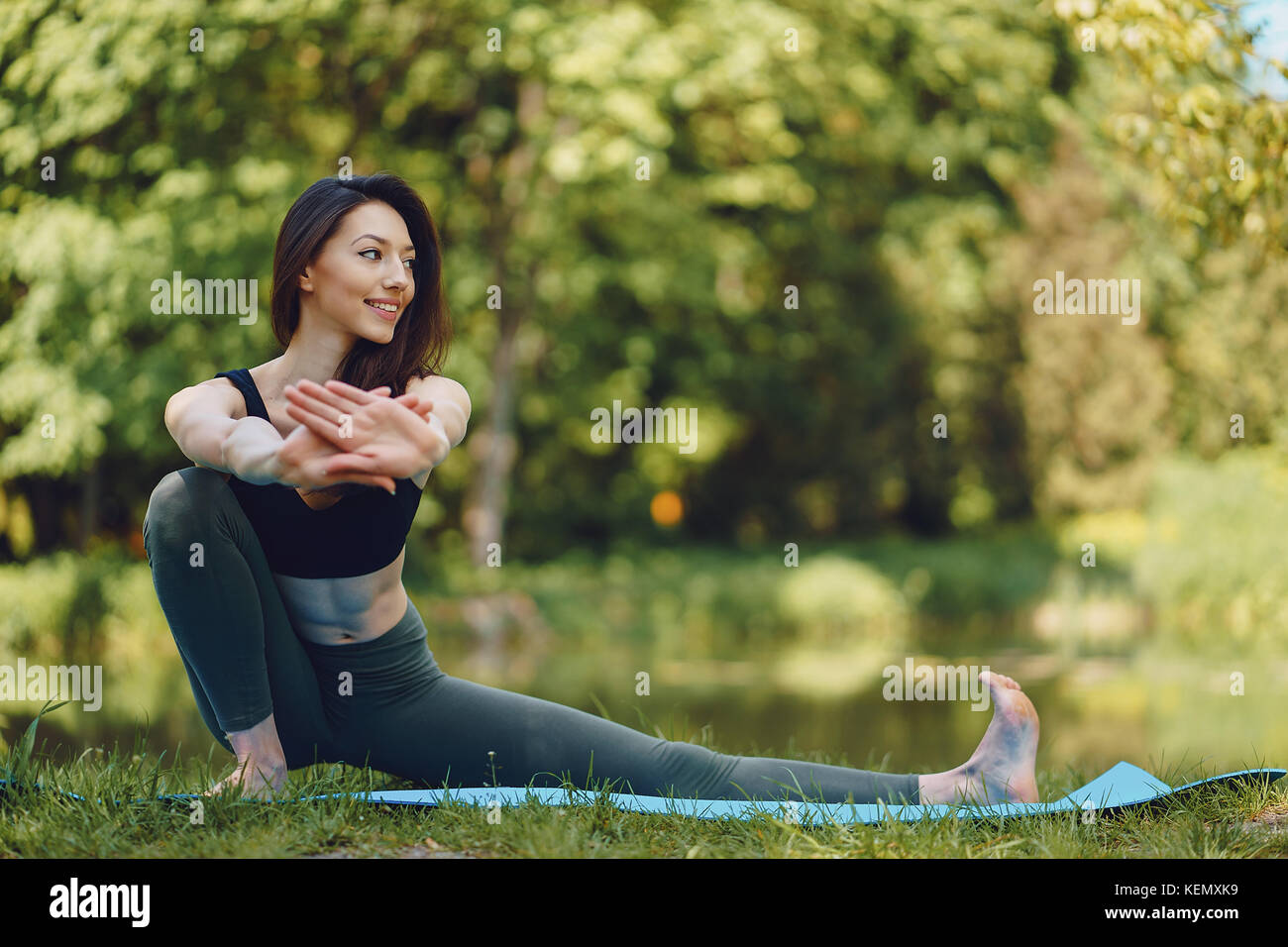 Bella e snella ragazza fare yoga nella natura Foto Stock