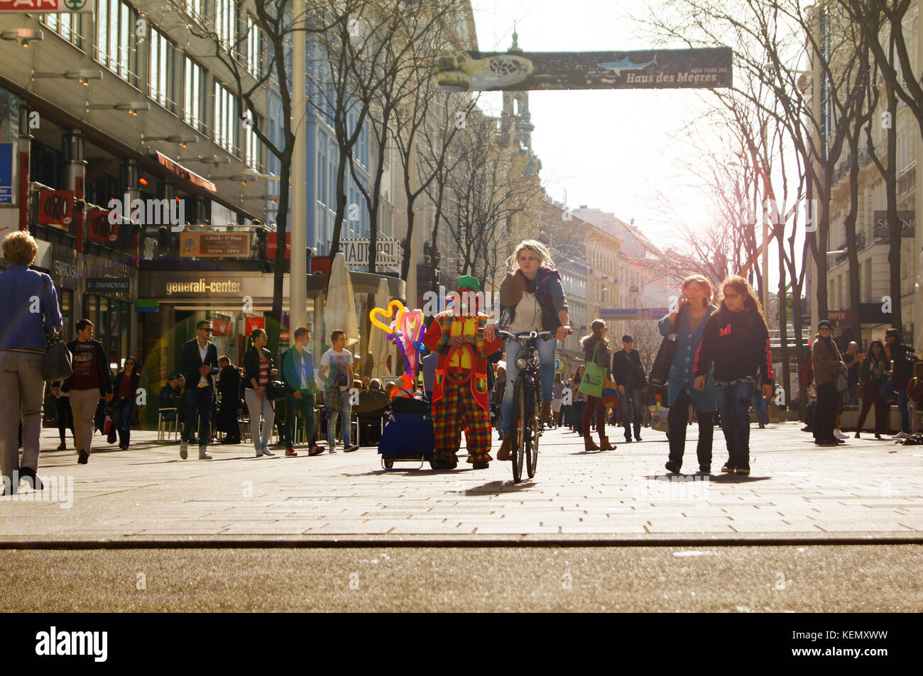 La via principale dello shopping mariahilfer street, vienna austria ottobre 20.2015 Foto Stock