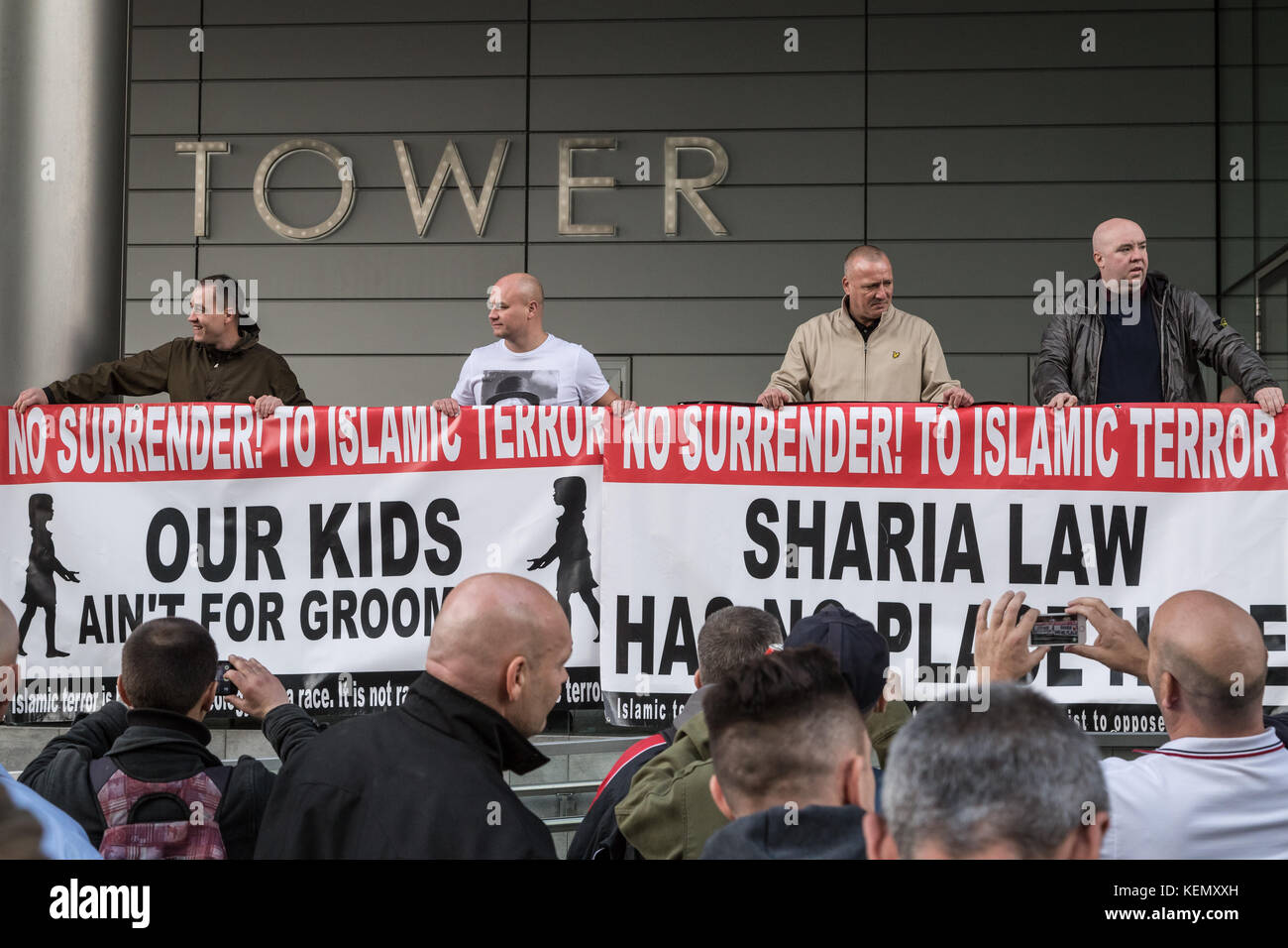 Chelsea Football Fans anti-islamico marzo da Aldgate East al Municipio contro l'estremismo e i recenti attacchi terroristici nel Regno Unito e in Europa. Foto Stock