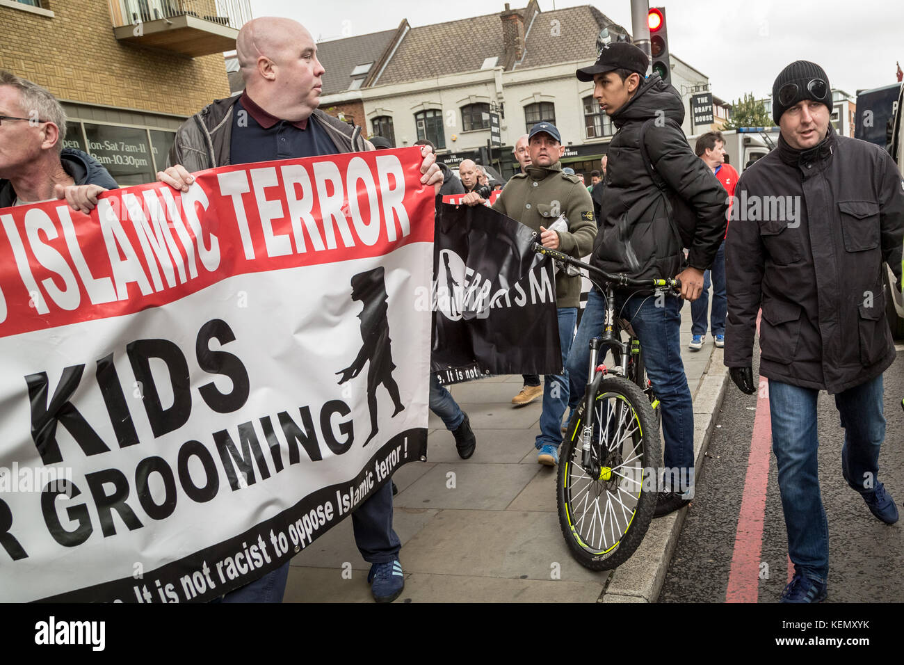 Chelsea Football Fans anti-islamico marzo da Aldgate East al Municipio contro l'estremismo e i recenti attacchi terroristici nel Regno Unito e in Europa. Foto Stock