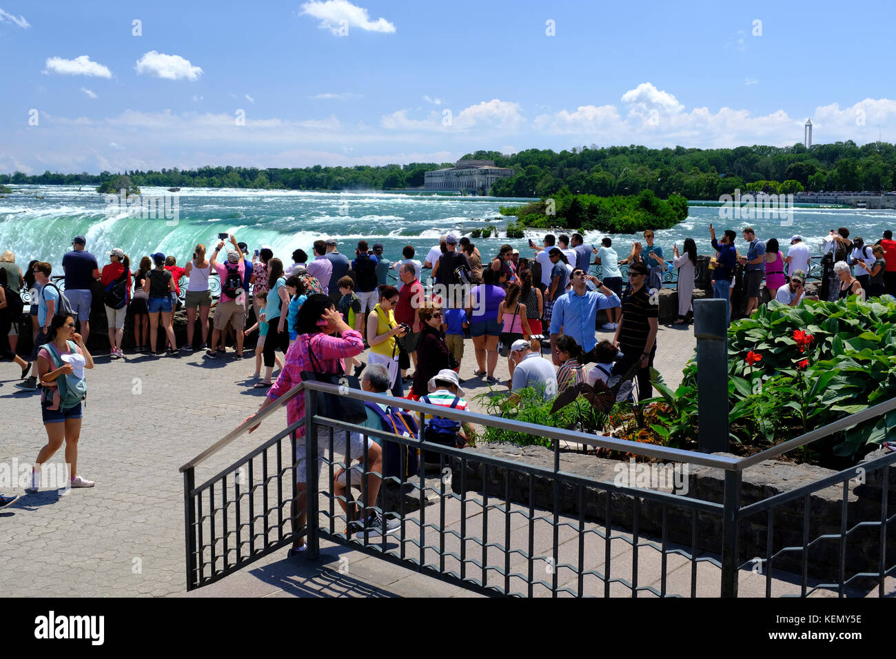 I turisti alle Cascate del Niagara Foto Stock
