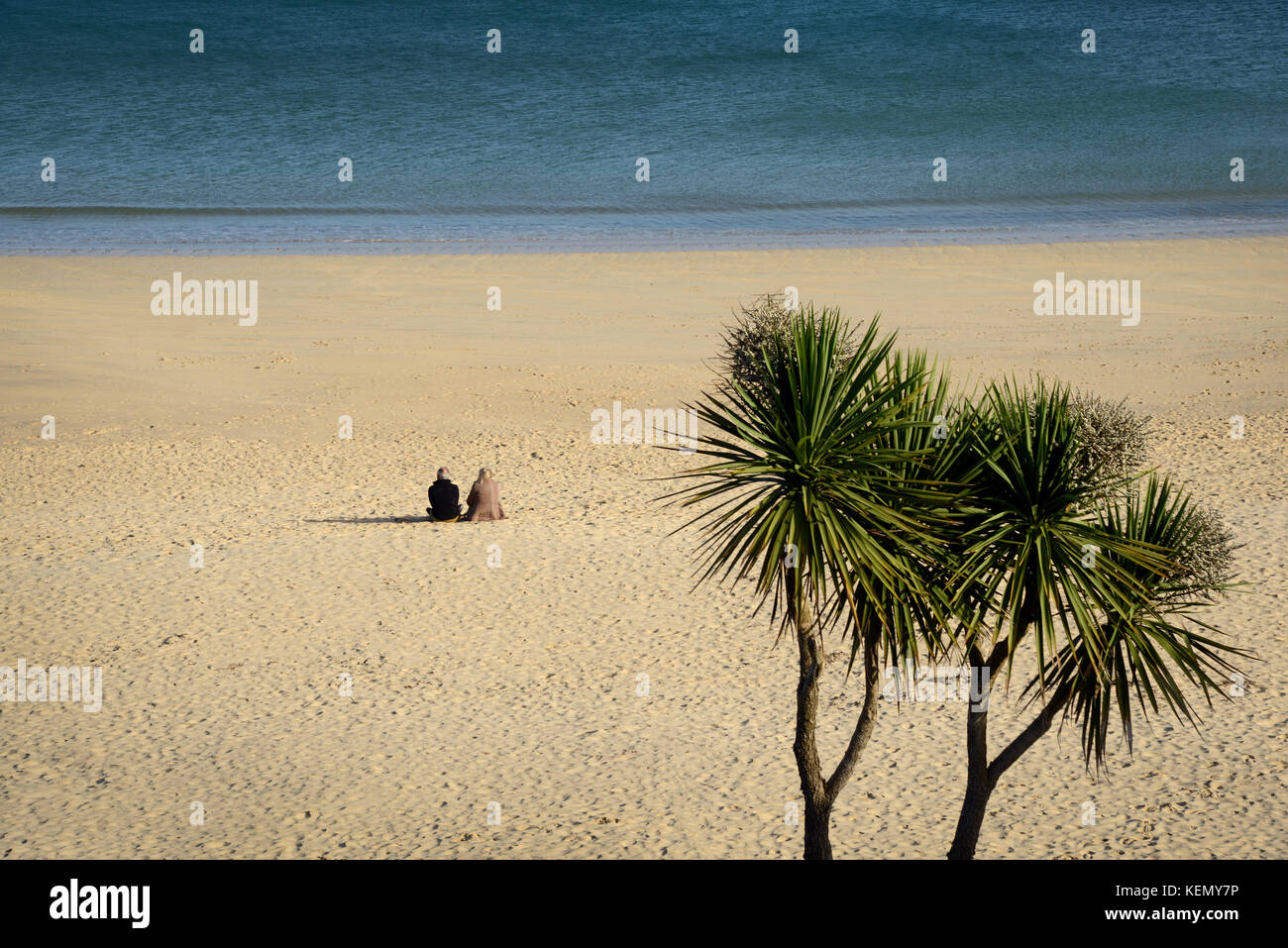 Un giovane vogliono rilassarsi nei tranquilli dintorni di sabbia e mare di Carbis Bay vicino a St Ives, Cornwall Foto Stock