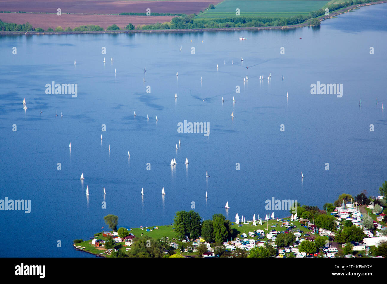 Vista di nove mlyny - musov lago con barche, barche a vela e windsurf sotto la pioggia nel palava - Moravia meridionale Foto Stock