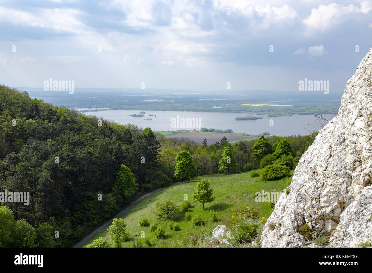 Vista del paesaggio collinare di Palava con boschi, rocce in Moravia del sud sotto un cielo blu con nuvole Foto Stock
