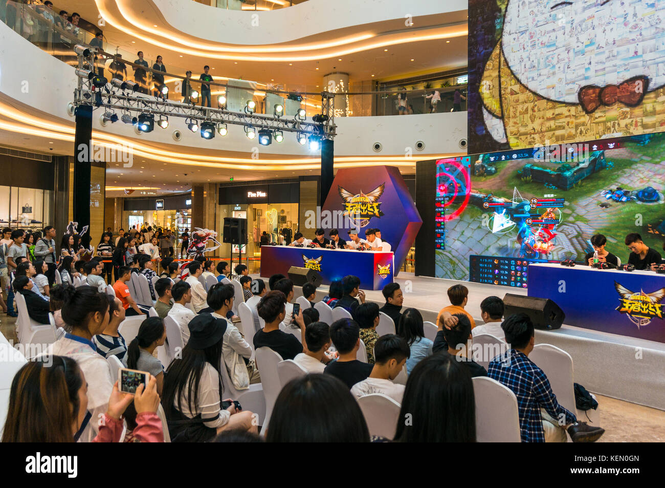 Squadra mobile video gioco-concorso, kings smackdown, un campionato di leggende gioco in stile, in un centro commerciale di Shenzhen, Cina Foto Stock