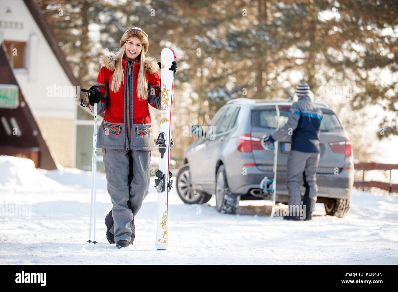 Ragazza con gli sci in montagna sulle vacanze inverno Foto Stock