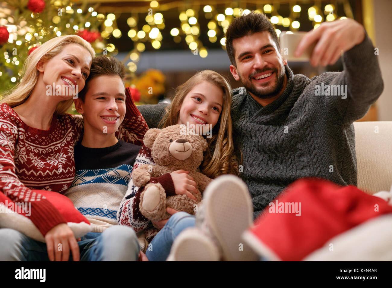 Famiglia in vacanza di Natale rendendo selfie insieme con un telefono cellulare Foto Stock