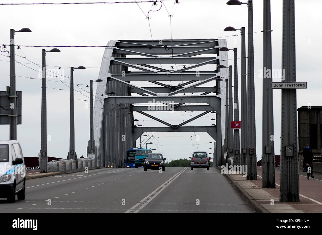 AJAXNETPHOTO. 19 GIUGNO 2014. ARNHEM, OLANDA. - IL JOHN FROST BRIDGE, CHE PRENDE IL NOME DAL LT.COL. JOHN FROST CHE FU FERITO E CATTURATO AL COMANDO DELLE FORZE BRITANNICHE CHE CERCAVANO DI TENERE LA TESTA DI PONTE DURANTE L'OPERAZIONE MARKET GARDEN DURANTE LA SECONDA GUERRA MONDIALE FOTO:TONY HOLLAND/AJAX RIF:DTH141906 9567 Foto Stock