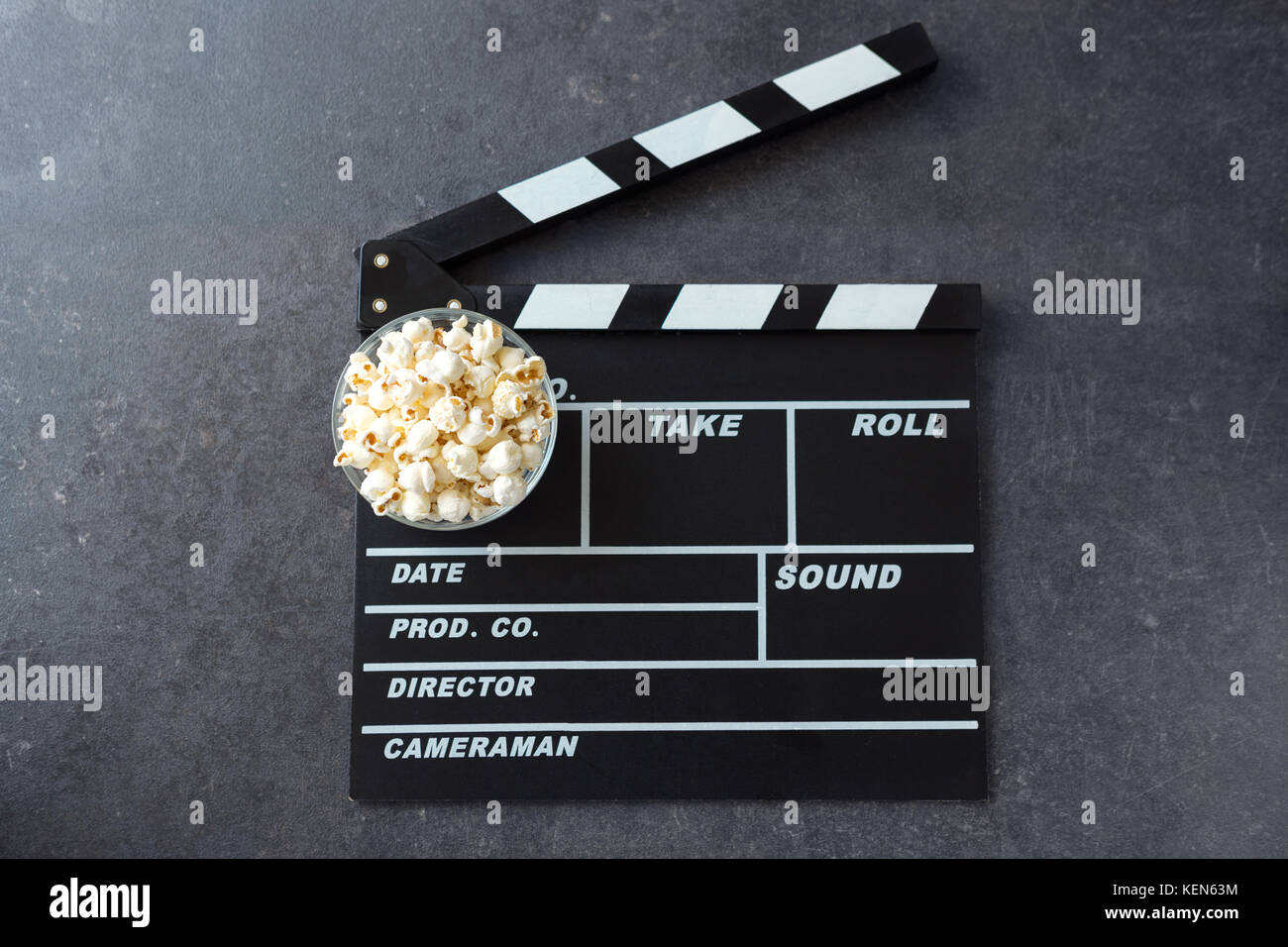 Popcorn con movie maker o clapperboard concetto cinema Foto Stock