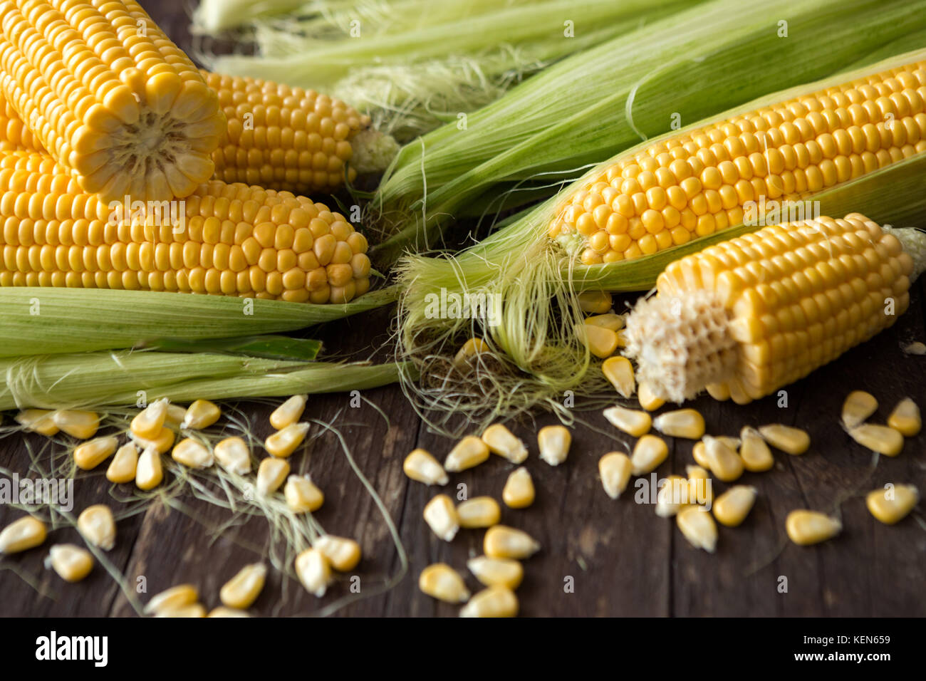 Sullo sfondo un sano raccolto di mais organico Foto Stock