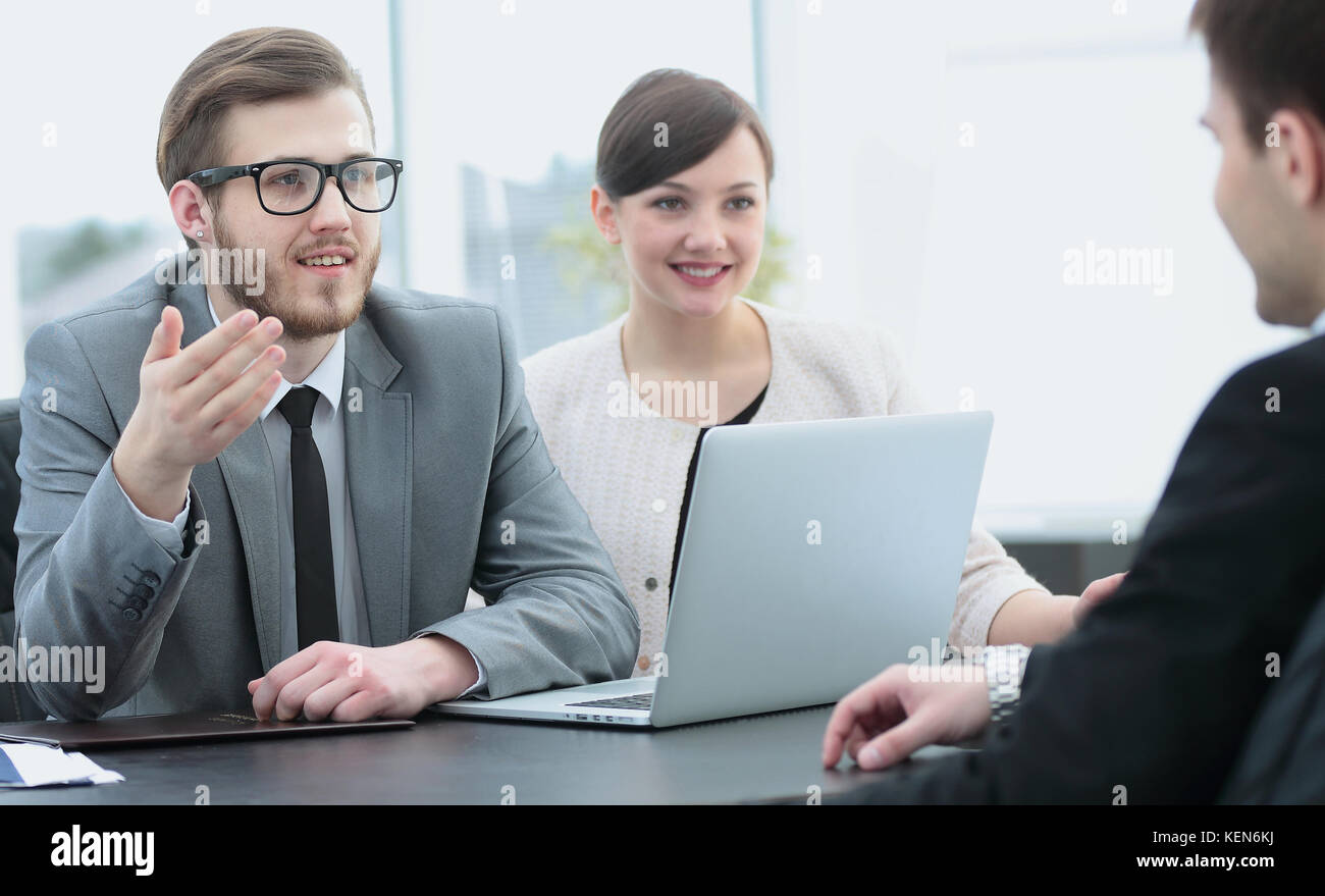 Direttore commerciale discute i problemi attuali con la società Foto Stock