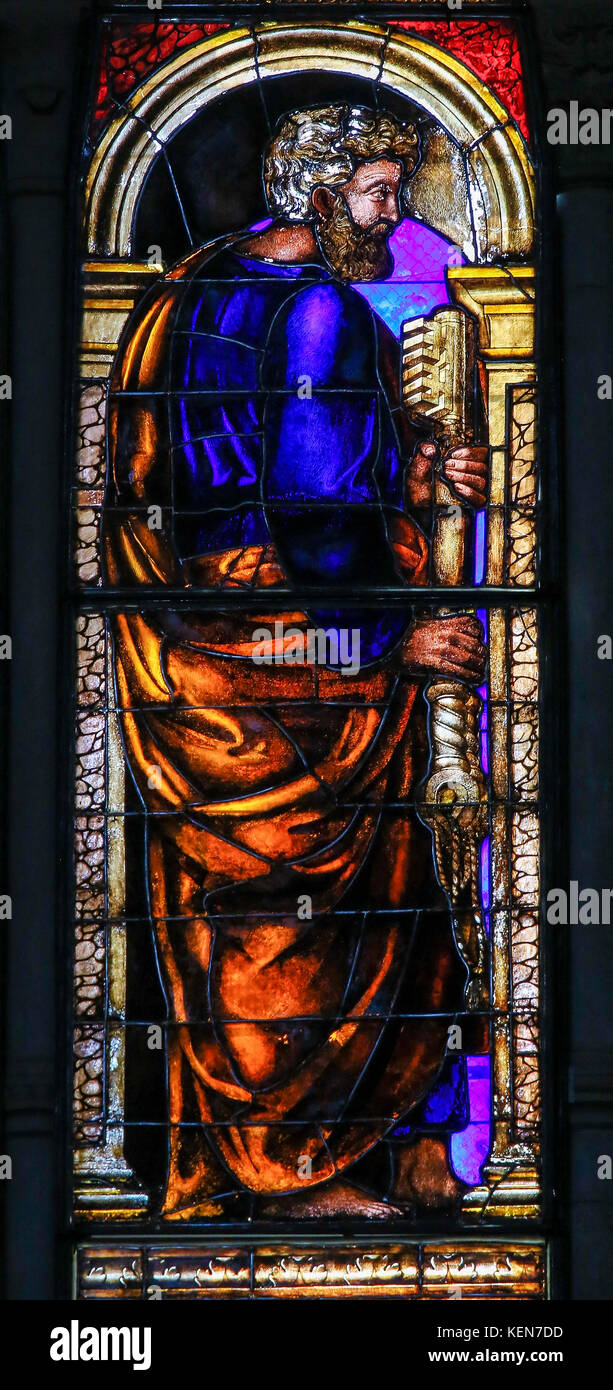 Vetro colorato nella basilica di San Petronio a Bologna, emilia romagna, italia, raffigurante l apostolo san pietro o petrus Foto Stock