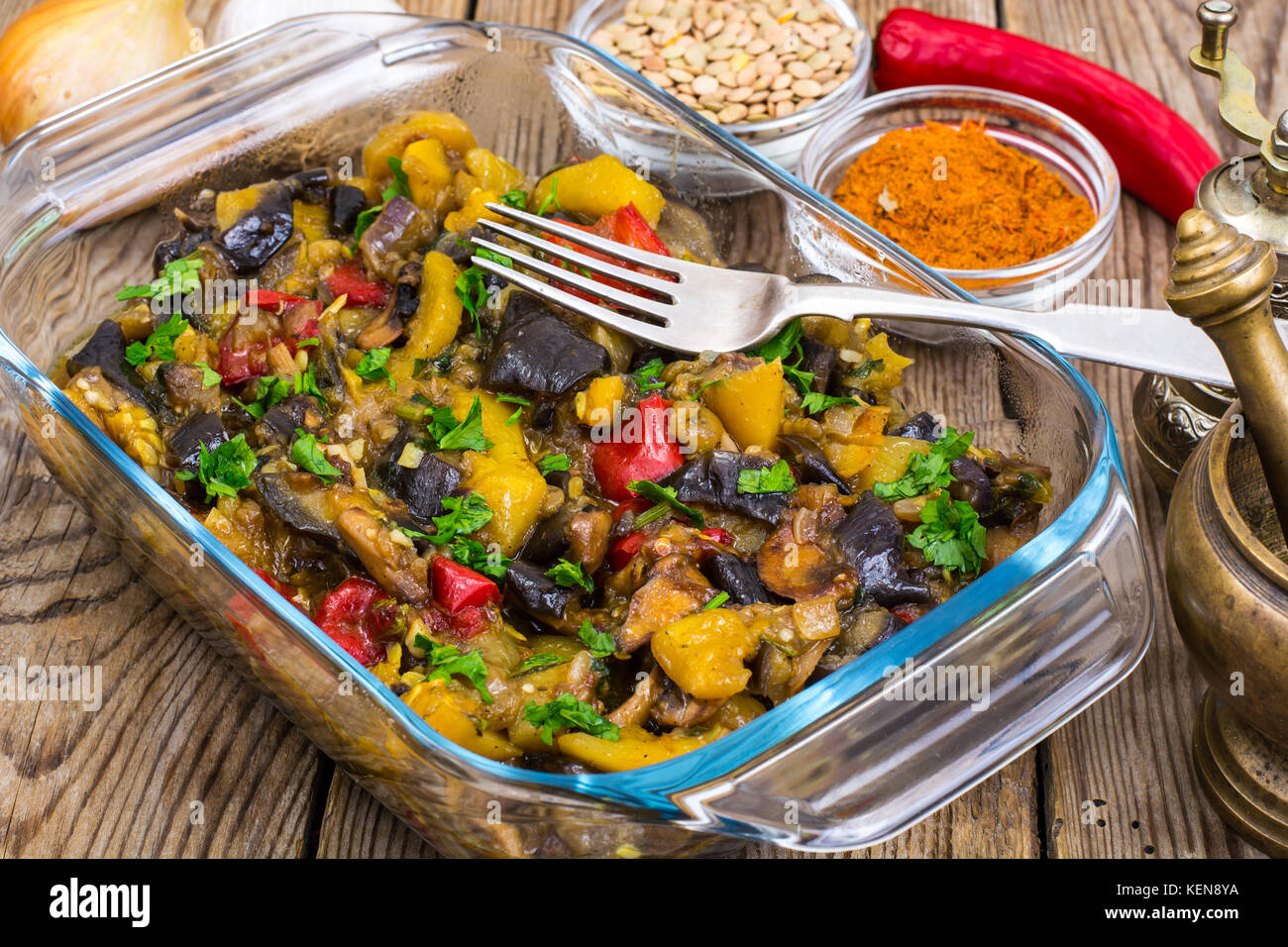 Cibo vegetariano. cotta mix di verdure in vetro. studio foto Foto Stock