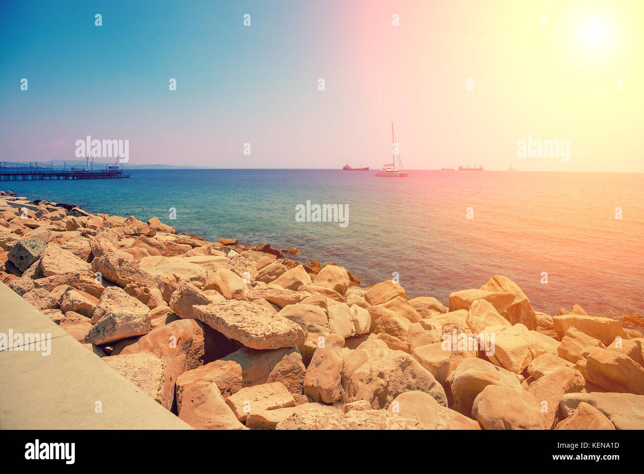 Rocke spiaggia la mattina d'estate. Diga in calcestruzzo in Limassol, Cipro Foto Stock