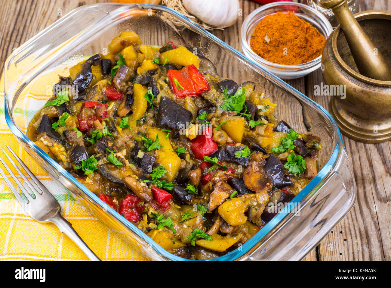 Cibo vegetariano. cotta mix di verdure in vetro. studio foto Foto Stock