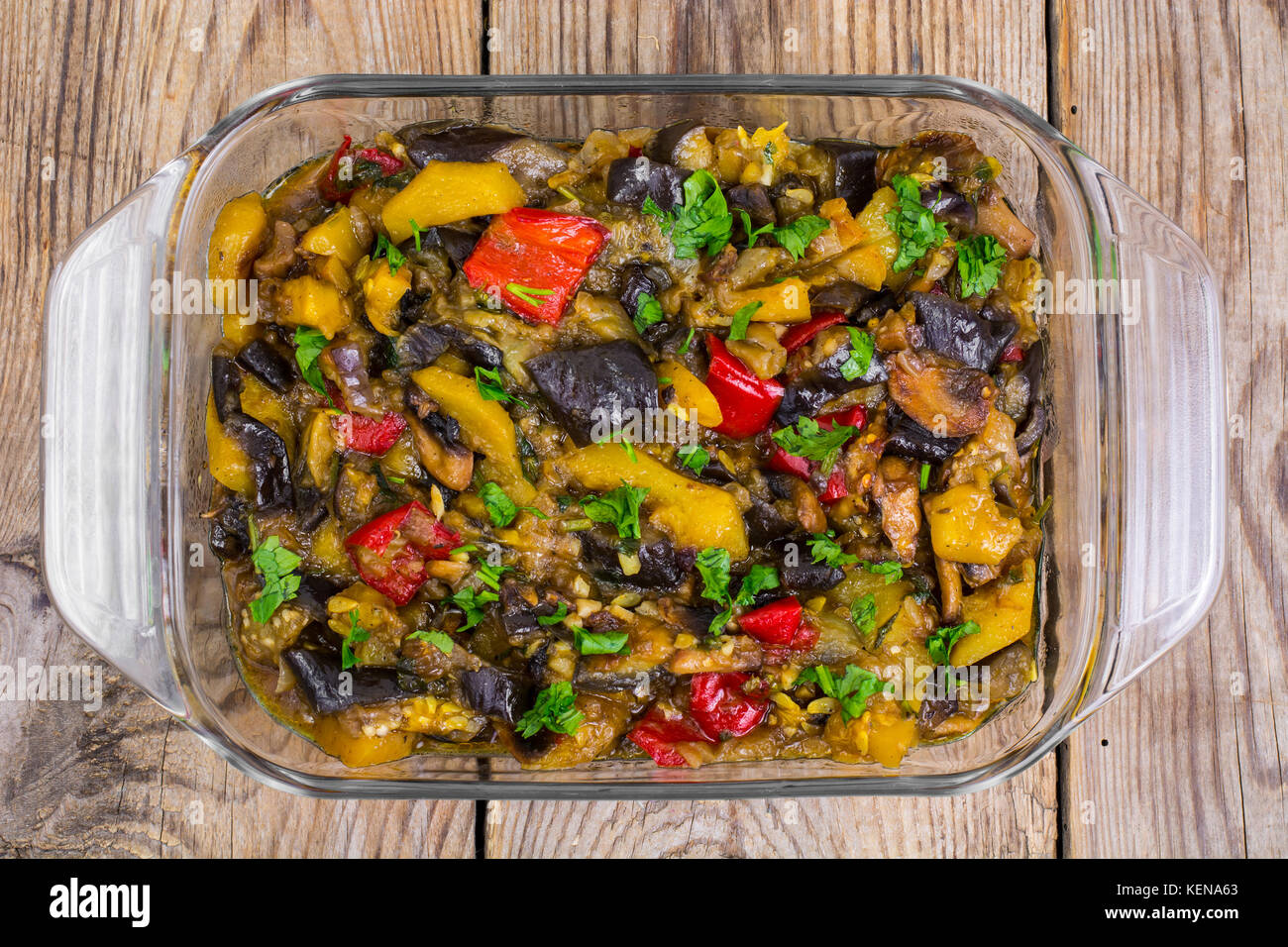 Cibo vegetariano. cotta mix di verdure in vetro. studio foto Foto Stock