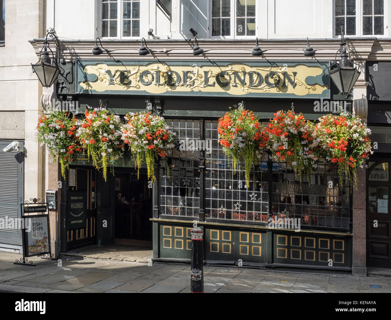 LONDRA, Regno Unito - 25 AGOSTO 2017: Vista esterna del pub Ye Olde London a Ludgate Hill nella città di Londra Foto Stock
