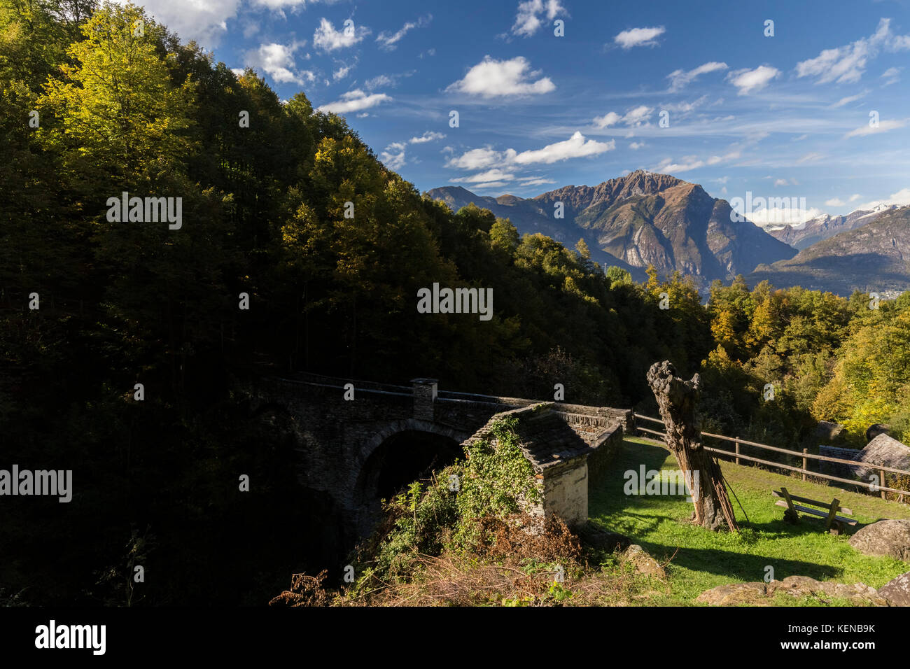 Antichi mulini di Verigo in autunno, Trontano, Parco Nazionale della Val Grande, Val d'Ossola, Piemonte, Italia. Foto Stock