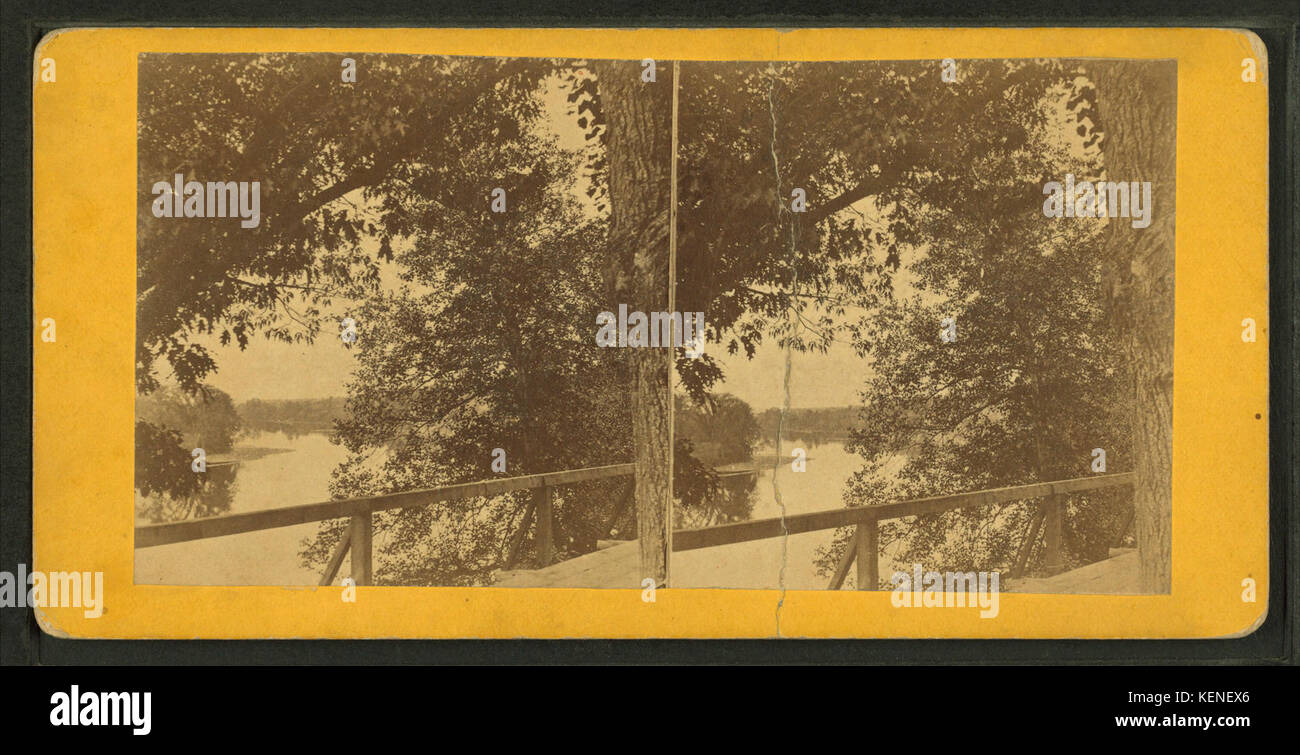 Una vista del fiume da Elm Street a Skowhegan, Maine, scattata in una fotografia dalla S.S. Vose & Co Questa immagine offre uno sguardo panoramico sul lungofiume della città e sulla geografia locale. Foto Stock