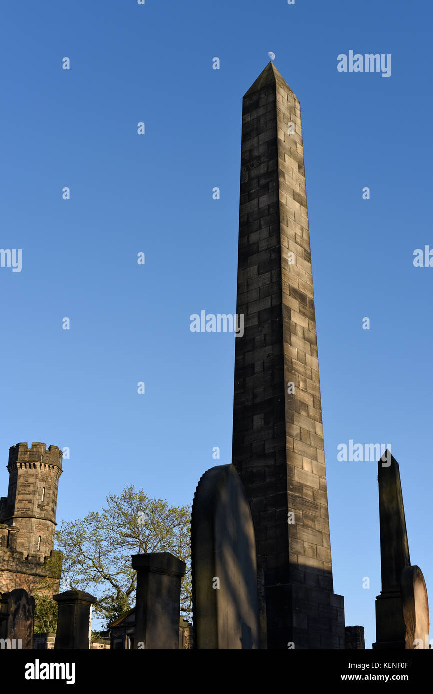 La luna sopra l'obelisco in memoria della guerra civile americana nel vecchio calton sepoltura, Edimburgo, Scozia Foto Stock