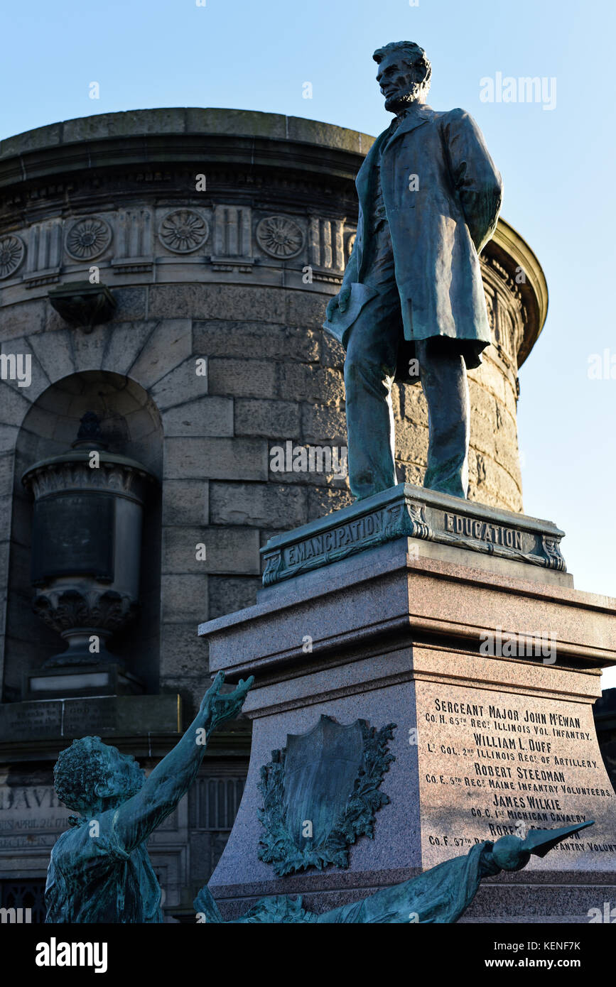 Statua di Abraham Lincoln che rappresenta la guerra civile americana e la fine della schiavitù al vecchio calton sepoltura a Edimburgo, Scozia Foto Stock