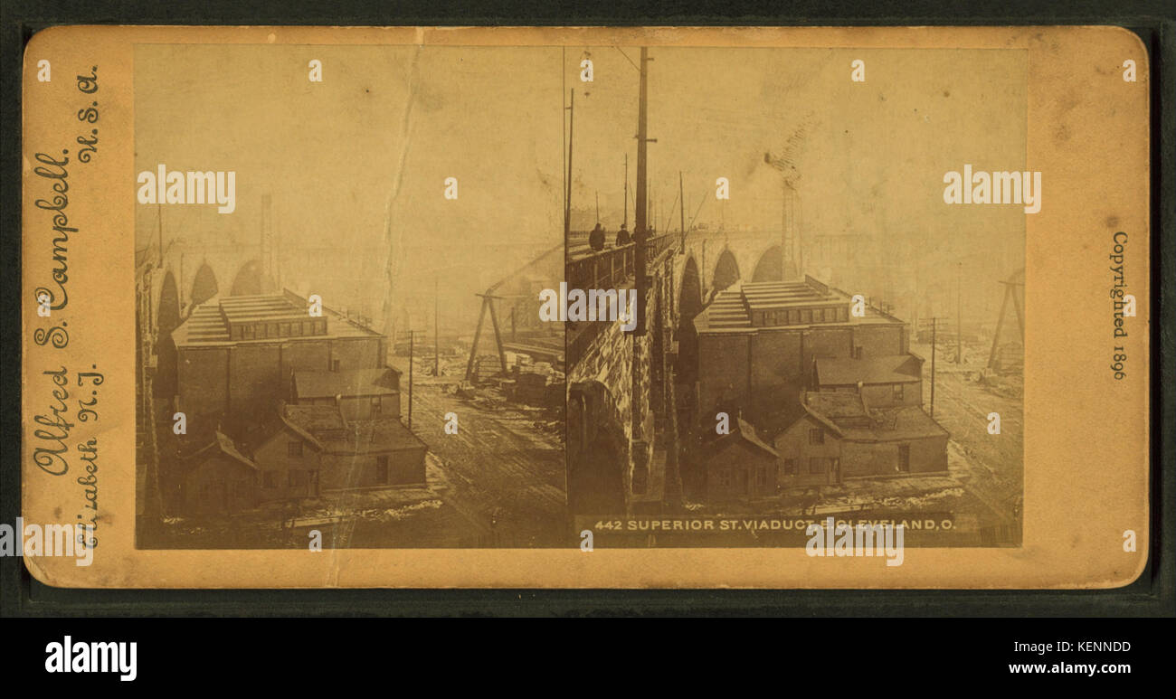 Questa immagine mostra il viadotto di Superior Street a East Cleveland, Ohio, fotografato da Alfred S. Campbell. Il viadotto è una struttura di trasporto chiave in città. Foto Stock